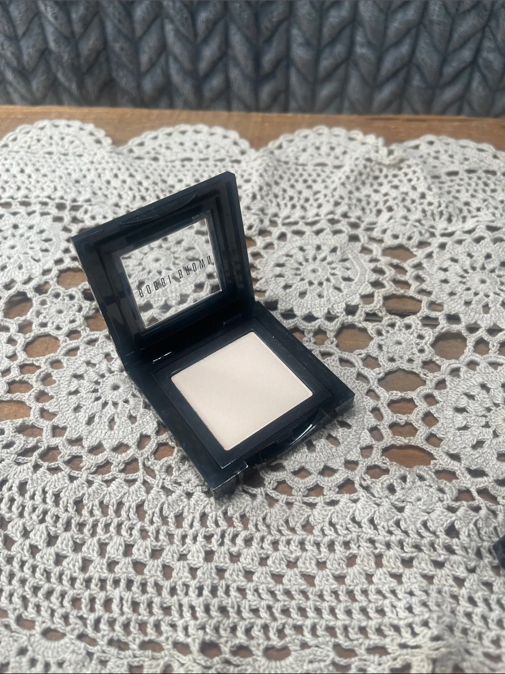 Bobbi Brown light neutral